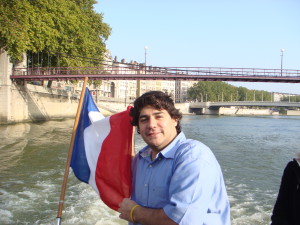 Студент на лодке с французским флагом